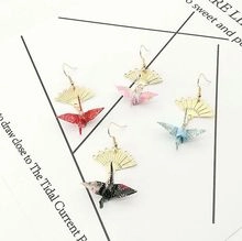 Japanse origami kraanvogel en gouden waaier hangoren in vier verschillende kleuren