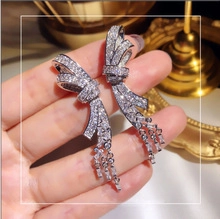 Détails des boucles d'oreilles nœud en cristal avec pampilles de zircones scintillantes