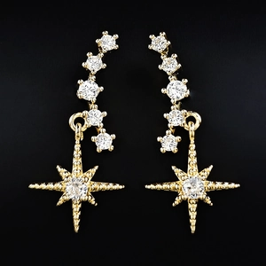 Eleganti orecchini a stella dorati con pietre di zirconi in un design simmetrico
