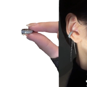 Élégant ear cuff argenté avec zircons brillants pour oreilles non percées tendance