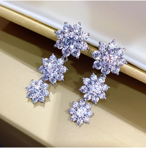 Elegante silberne Blumen-Ohrhänger mit funkelnden Zirkonia-Kristallen im Triple-Floral-Design