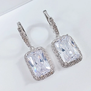 Κομψά σκουλαρίκια με κρύσταλλο emerald-cut και pavé λεπτομέρειες σε ασημί χρώμα