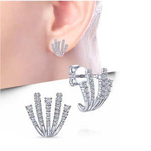 Boucles d'oreilles griffes argentées avec cristaux pavés et design rayonnant à cinq rangs