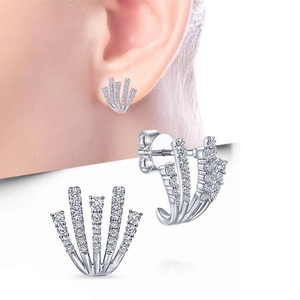 Boucles d'oreilles griffes en éventail argenté avec oxydes de zirconium scintillants
