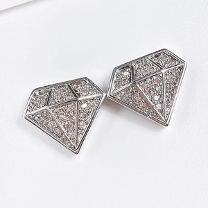 Makro-Detail von silbernen diamantförmigen Ohrsteckern mit Pavé-Zirkonia-Steinen