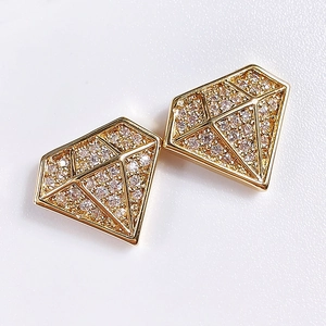 Nahaufnahme von vergoldeten Ohrsteckern mit Zirkonia-Besatz in Diamantform-Design
