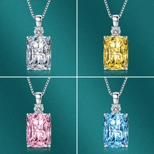 Detailliertes Gitter aus rechteckigen Zirkonia-Halsketten in Weiß, Gelb, Rosa und Blau