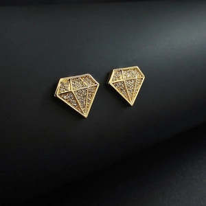 Nahaufnahme goldener Ohrstecker in Diamantform mit funkelndem Zirkonia-Pavé-Besatz