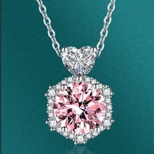 Makroaufnahme einer luxuriösen rosa Edelsteinkette mit Zirkon-Halo und silberner Halskette