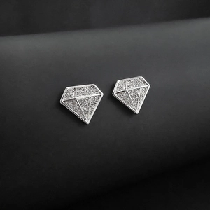 Makro-Detail von silbernen rautenförmigen Ohrsteckern mit Pavé-Zirkonia-Steinen