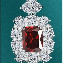 Makroaufnahme von Silber-Ohrhängern mit rechteckigem rotem Edelstein und Halo-Diamanten