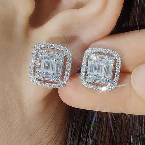 Eleganti orecchini a lobo quadrati halo con zirconi taglio smeraldo in finitura argento