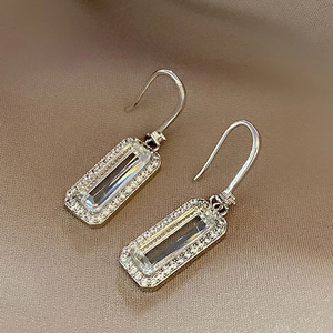 Orecchini vintage in argento con zircone quadrato e cristalli su tessuto di seta beige