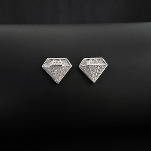 Elegante diamantförmige Ohrstecker mit Mikropavé-Silberbeschichtung auf schwarzem Leder