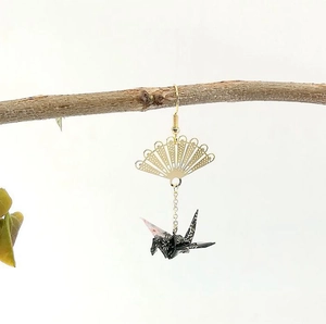 Japanse oorbel met gouden waaier en zwarte origami kraanvogel hanger aan takje