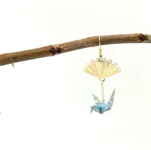 Japanse stijl gouden waaier en blauwe bloemen origami kraanvogel oorbellen