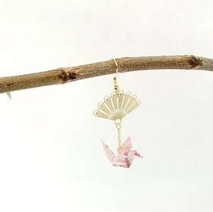 Japanse stijl goudkleurige waaier en roze papieren kraanvogel oorbel aan een tak
