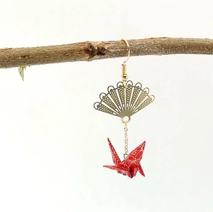 Japanse stijl oorbel met waaier en rode origami kraanvogel aan een natuurlijke tak