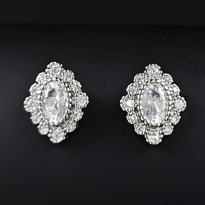 Elegante marquise geslepen zirkonia oorknopjes met vintage bloemen halo in zilver finish