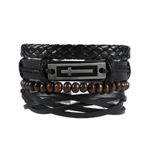 Gedetailleerd overzicht van zwarte gevlochten leren armbanden met kruisbedeltje