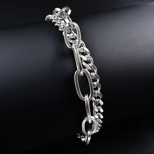 Zweilagiges silbernes Gliederkettenarmband mit großen ovalen Ringen auf einem Display