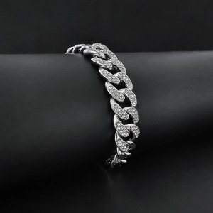 Zilverkleurige Cubaanse schakelarmband bezet met sprankelende strasstenen