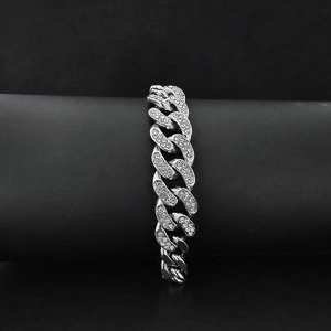 Heren zilveren Cubaanse schakelarmband met zirkonia op een grijze displaystandaard