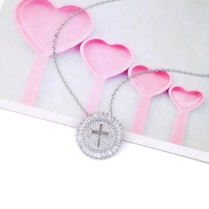Elegante zilveren kruis-zonnebloemketting met sprankelende zirkonia en fijne O-ketting