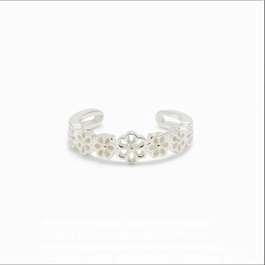 Adjustable hollow flower pattern toe ring in silver finish for women fashion