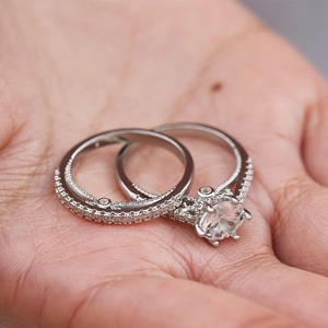 Ensemble de bagues de mariée classiques plaquées argent avec pierres en zircone cubique