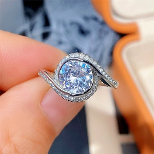 Elegante anillo de plata trenzado con circonita de 1 quilate y detalles de micro-pavé
