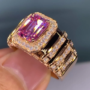 Anillo de compromiso de oro rosa con cristal rosa corte esmeralda y pavé de circonitas