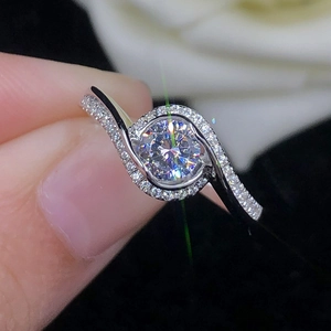 Anillo solitario retorcido en forma de S de 1 quilate con pavé y acabado plateado