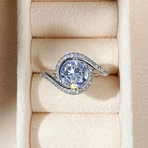 Anillo de compromiso de banda trenzada con una brillante circonita de corte redondo