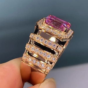 Bague luxueuse en or rose avec cristal rose rectangulaire et accents de diamants
