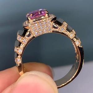 Bague de luxe en or rose avec pierre rose rectangulaire et pavé de zircones