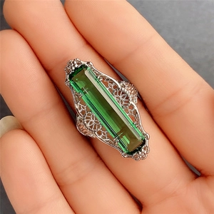 Bague vintage avec gemme verte taille émeraude et design filigrane argenté ciselé