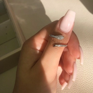 Bague serpent moderne en argent avec pierres en zircon blanc portée par un mannequin