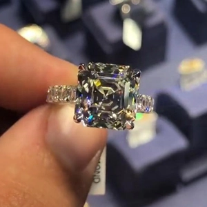 Anello geometrico di lusso in argento con grande zircone a taglio quadrato e brillanti