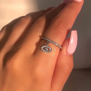 Bague élégante en argent avec pendentif œil et pavé de zircons portée à la main