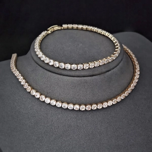 Dettaglio del set collana e bracciale tennis placcati in oro con pietre di zirconi