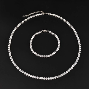 Dettaglio macro di un set collana e bracciale tennis color argento con zirconi tondi incastonati