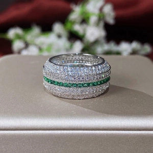 Lujoso anillo de banda ancha de plata con circonitas verde esmeralda y blancas