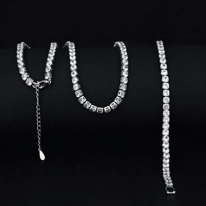 Dettagli macro del braccialetto tennis argento con pietre di zirconia cubica e chiusura a moschettone
