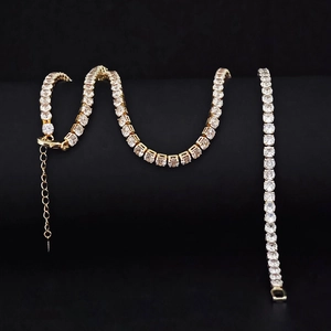 Dettaglio di collane tennis in oro e argento con zirconi cubici e catena di estensione