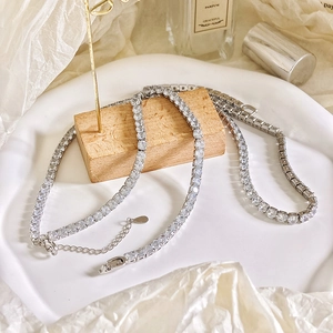 Dettaglio della collana tennis argento con zirconi scintillanti e chiusura a moschettone