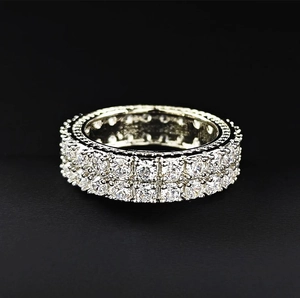 Luxe zilverkleurige eeuwigheidsring met dubbele rijen sprankelende zirkonia in pavézetting
