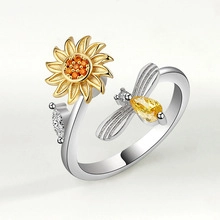 Detalle de anillo de girasol y abeja con circonitas naranjas y alas brillantes