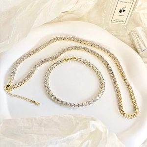 Vista dettagliata di lusso hip-hop collana e bracciale in rame dorato con zirconi