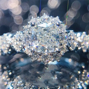 Anillo de compromiso de lujo con forma de flor y circón de corte radiante en oro blanco